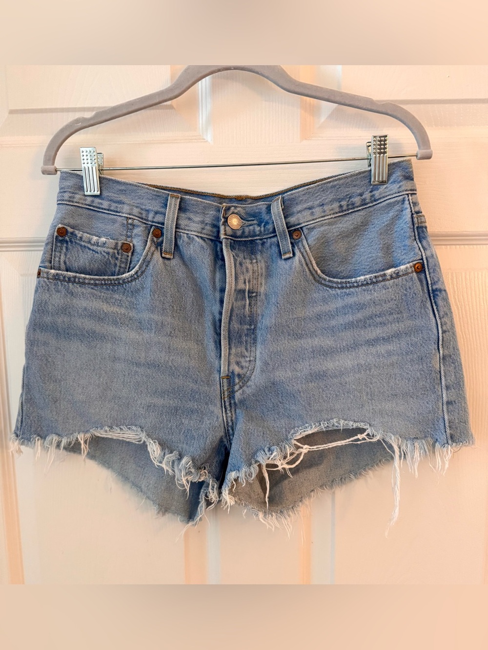 Levi’s Light Blue Denim Cutoff Shorts - Classic buttonfly size 29 👖❣️